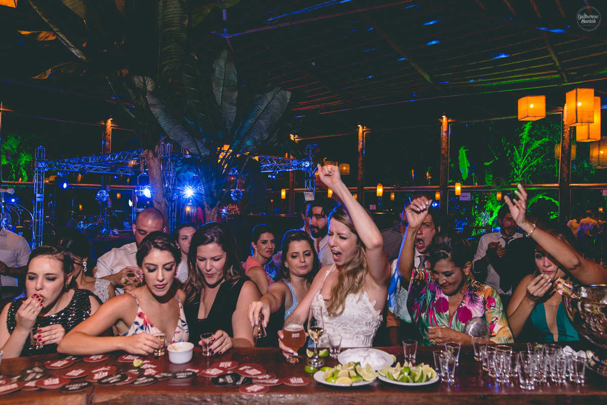 Fotografia de casamento pelo fotógrafo Guilherme Santos, noiva com os convidados bebendo tequila na festa de casamento em Botucatu.