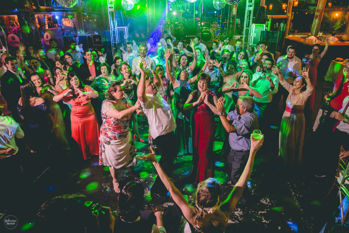 Fotografia de casamento pelo fotógrafo Guilherme Santos, festa de casamento super aminada, momento da dança.