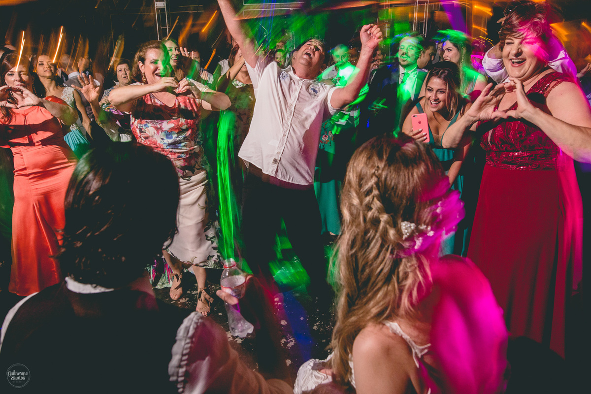 Fotografia de casamento pelo fotógrafo Guilherme Santos, convidados dançando na festa de casamento em Botucatu.