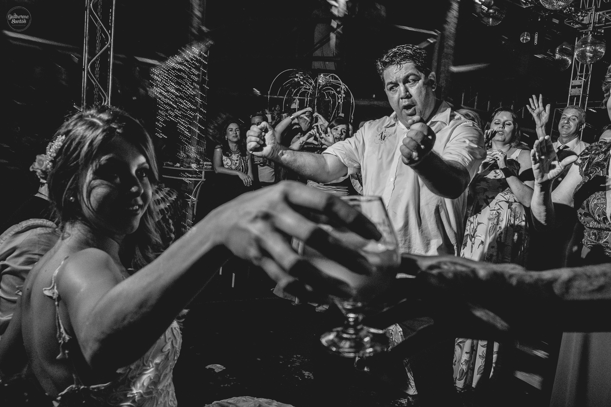Fotografia de casamento pelo fotógrafo Guilherme Santos, noiva dançando com seus convidados felizes na festa de casamento em Botucatu.