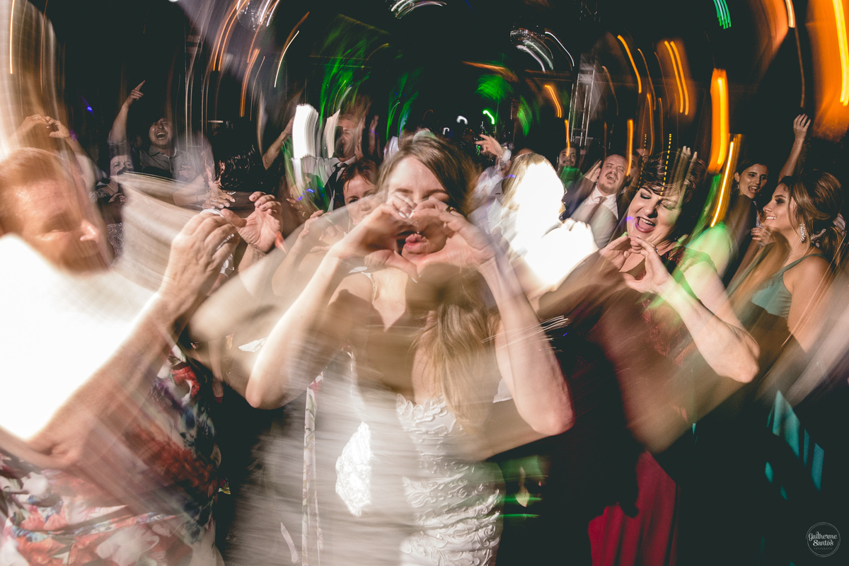 Fotografia de casamento pelo fotógrafo Guilherme Santos, noiva animada durante a festa de casamento em Botucatu.