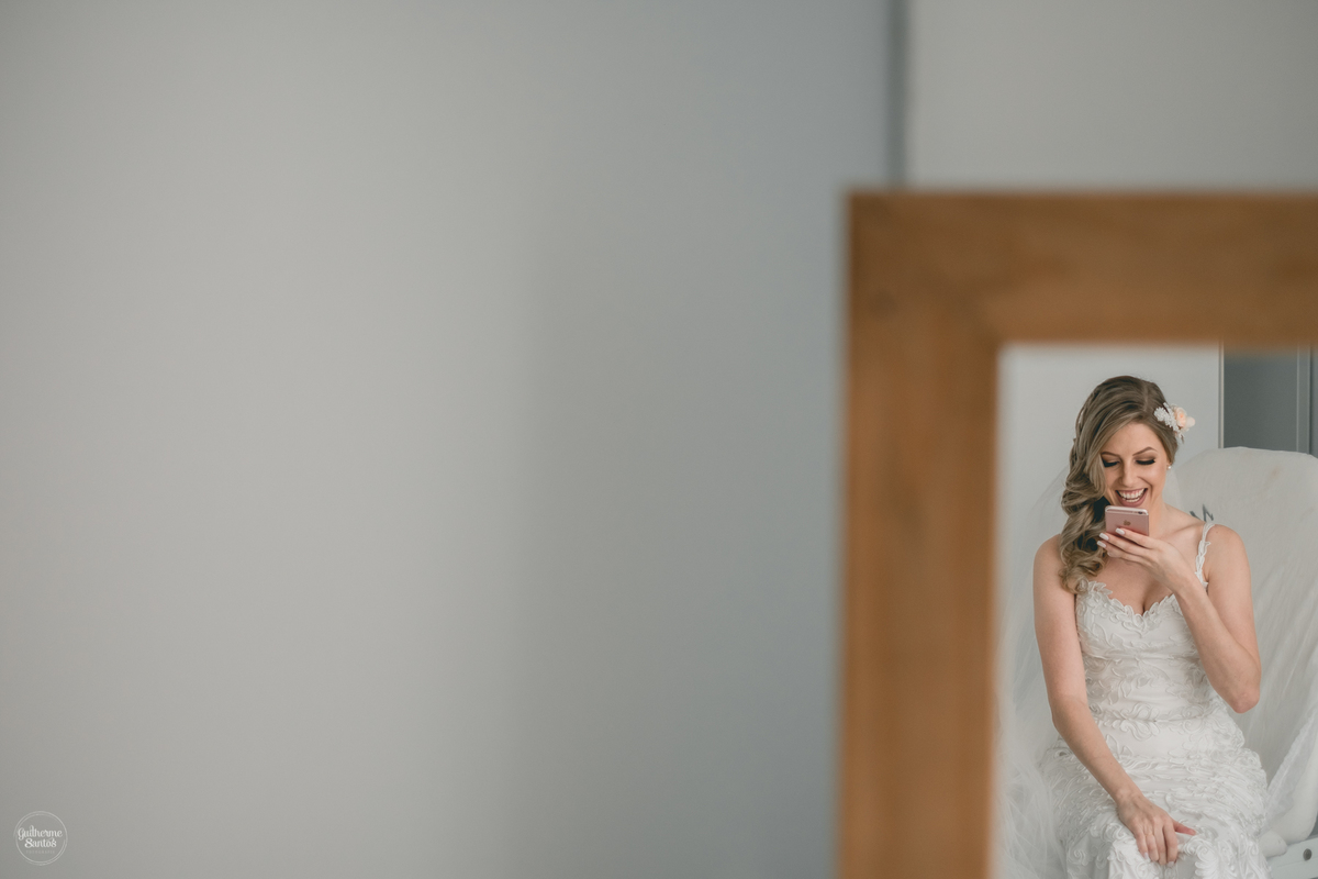 Fotografia de casamento pelo fotógrafo Guilherme Santos, noiva com seu vestido nos preparativos do casamento, noiva sorrindo.