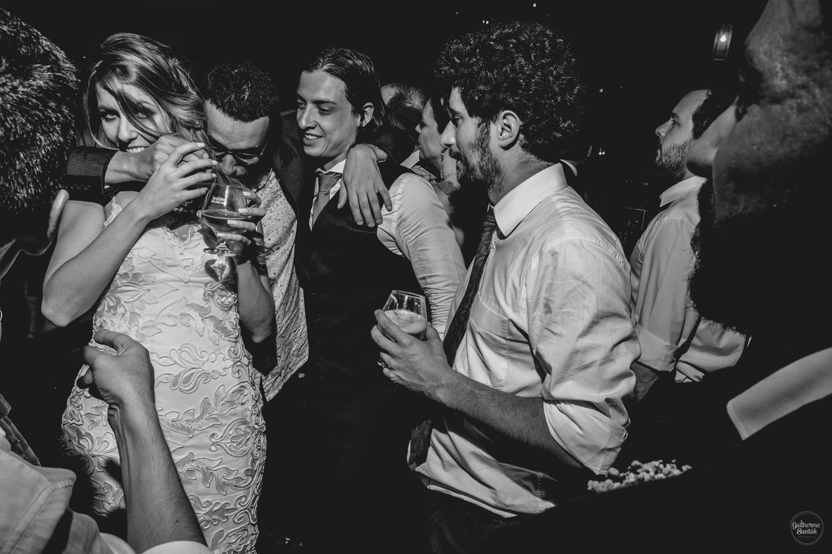Fotografia de casamento pelo fotógrafo Guilherme Santos, casal de noivos com seus convidados na festa de casamento em Botucatu.
