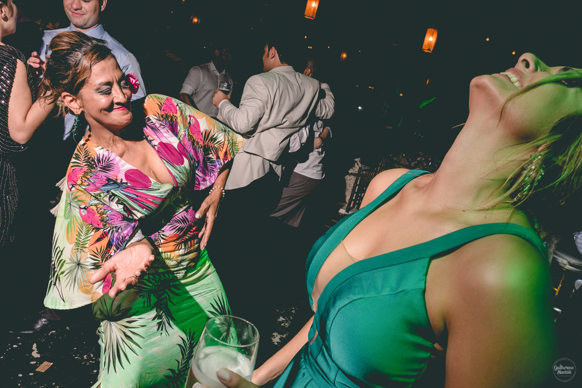 Fotografia de casamento pelo fotógrafo Guilherme Santos, convidados animados dançando na festa de casamento em Botucatu.
