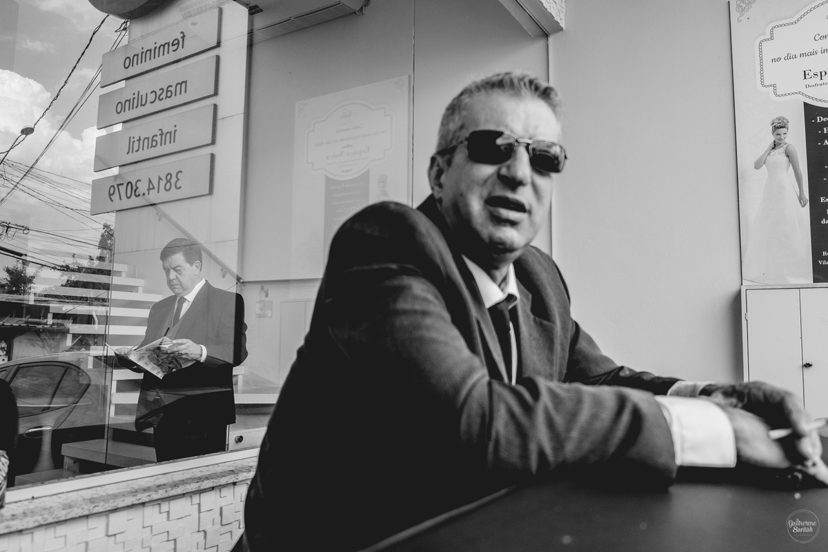Fotografia de casamento pelo fotógrafo Guilherme Santos, pai da noiva aguardando para levá-la ao casamento.