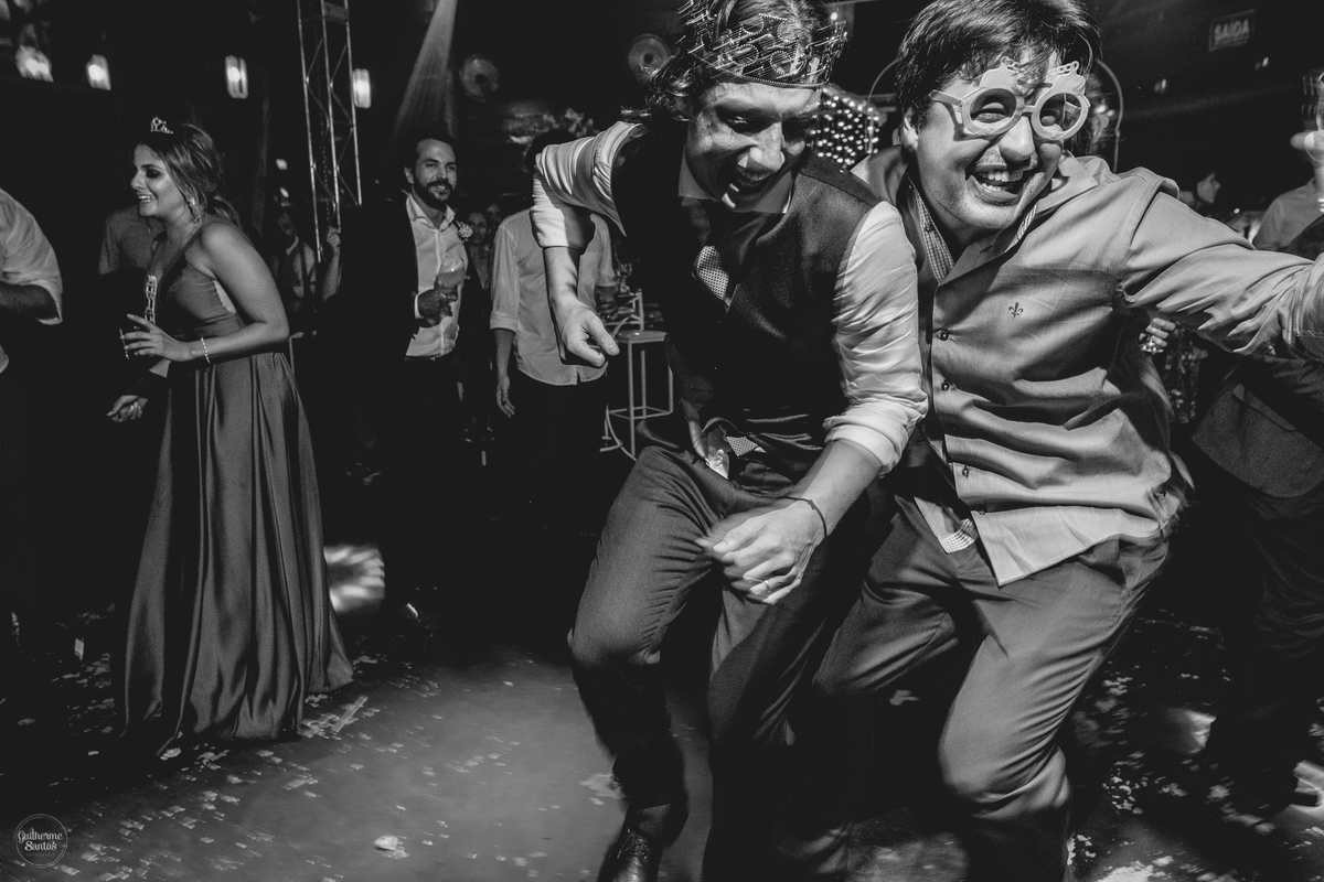 Fotografia de casamento pelo fotógrafo Guilherme Santos, noivo dançando durante a festa de casamento em Botucatu.