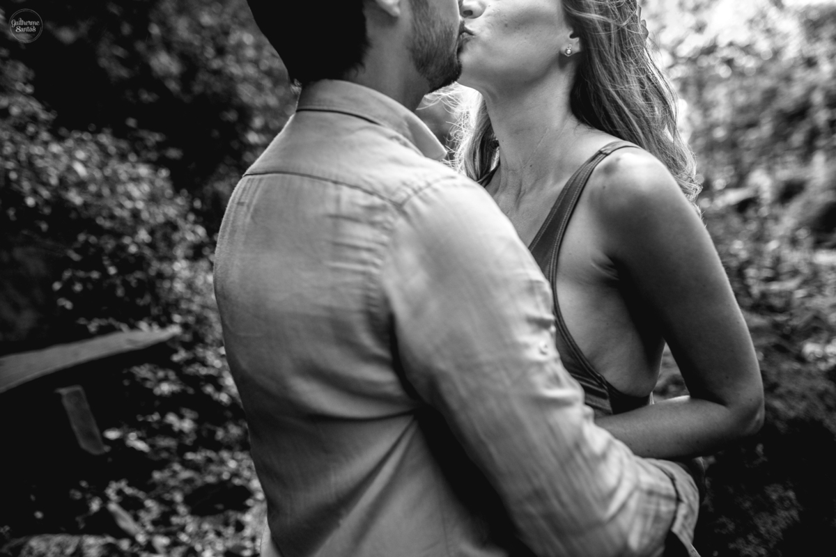 Fotografia de pré casamento feita no final de tarde pelo fotógrafo Guilherme Santos, casal de noivos se beijando em meio a natureza na sessão de fotos.