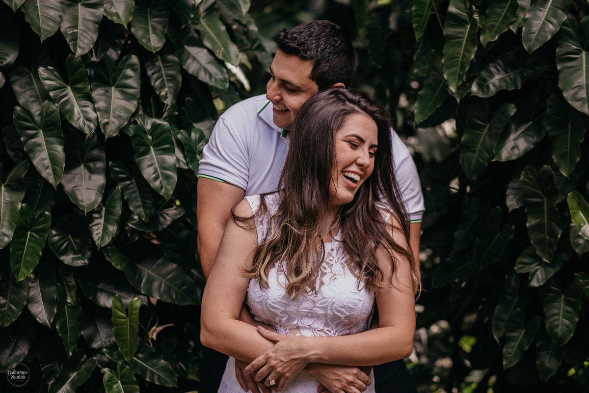 Fotografia de pré casamento feita no final de tarde pelo fotógrafo Guilherme Santos, casal de noivos se abraçando felizes, fotografia na natureza em Brotas.