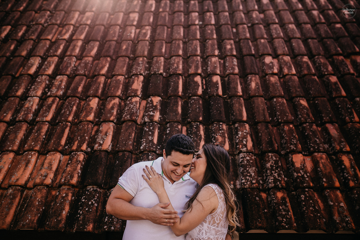 Fotografia de pré casamento feita no final de tarde pelo fotógrafo Guilherme Santos, casal de noivos sorrindo durante a sessão de fotos em Brotas, sessão pré casamento no fim de tarde.