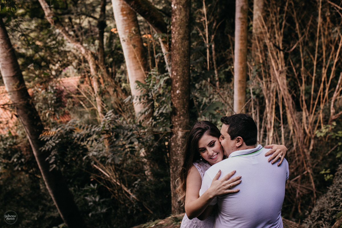 Fotografia de pré casamento feita no final de tarde pelo fotógrafo Guilherme Santos, casal de noivos se abraçando na sessão de fotos em Brotas.