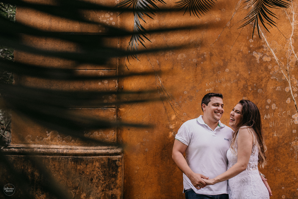 Fotografia de pré casamento feita no final de tarde pelo fotógrafo Guilherme Santos, casal de noivos sorrindo na sessão de fotos em Brotas.
