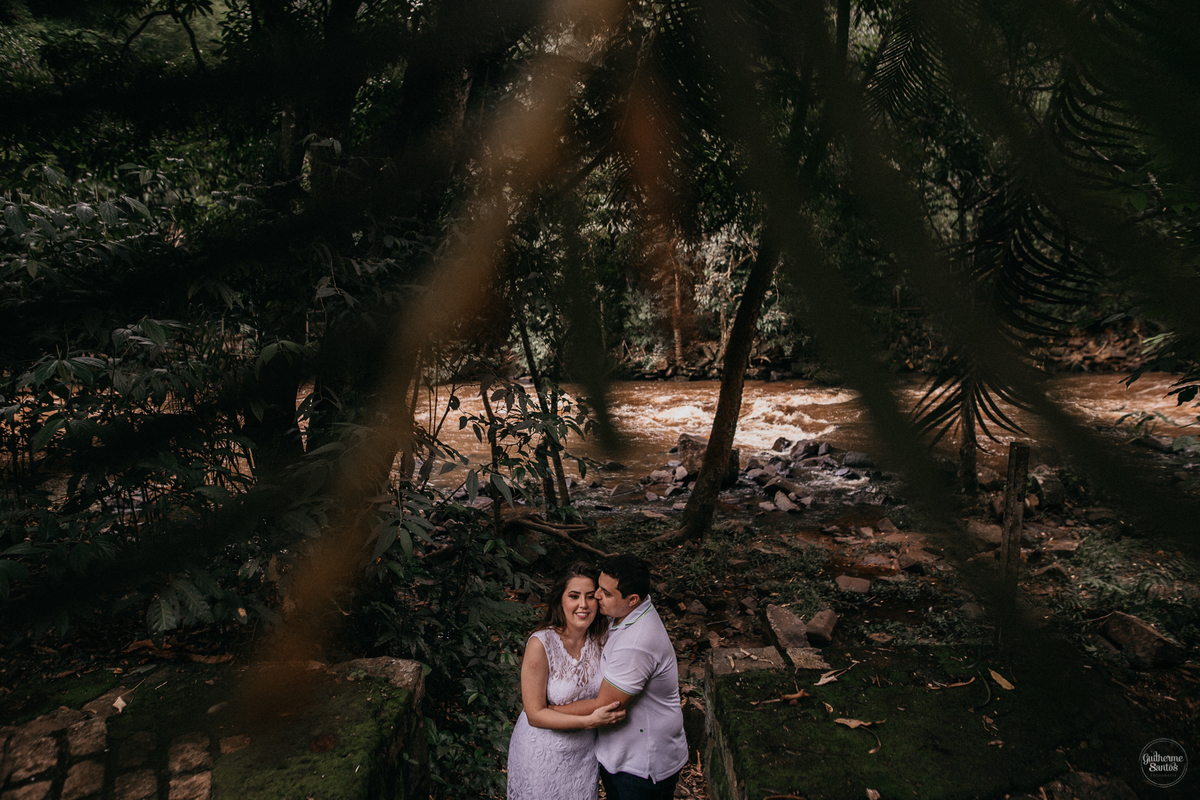Fotografia de pré casamento feita no final de tarde pelo fotógrafo Guilherme Santos, casal de noivos se abraçando na natureza em Brotas,