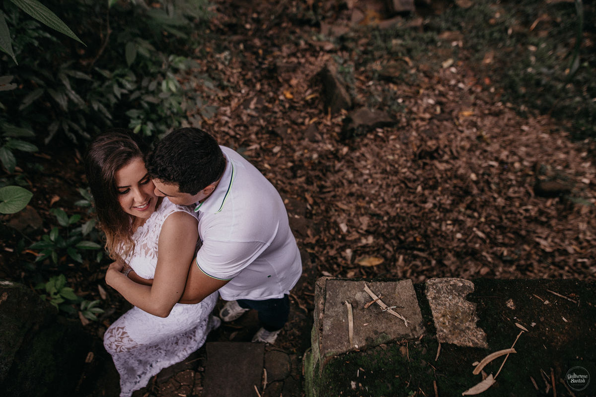 Fotografia de pré casamento feita no final de tarde pelo fotógrafo Guilherme Santos,  casal de noivos fazendo carinho um no outro na sessão pré wedding em Brotas.