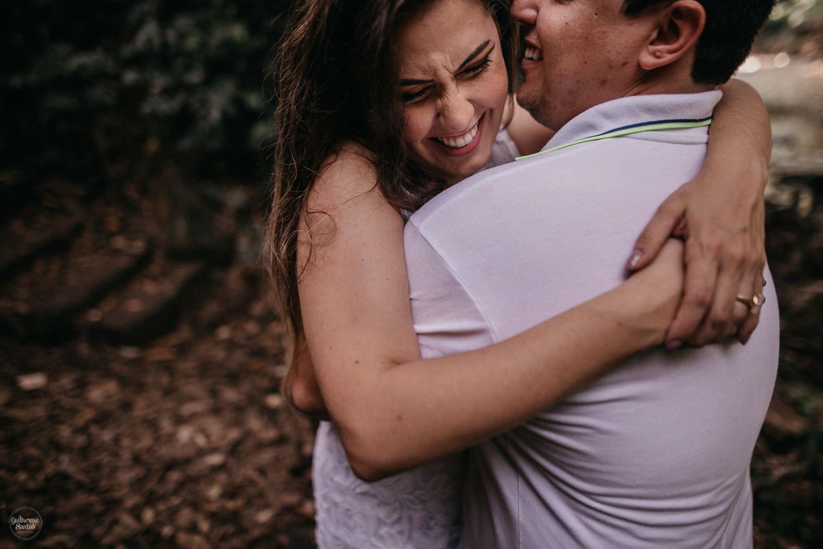 Fotografia de pré casamento feita no final de tarde pelo fotógrafo Guilherme Santos, casal de noivos brincando durante a sessão de fotos em Brotas.
