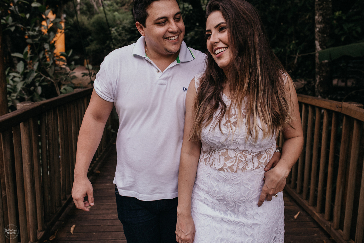 Fotografia de pré casamento feita no final de tarde pelo fotógrafo Guilherme Santos, casal de noivos sorrindo felizes na sessão de fotos em Brotas, sessão pré casamento no fim de tarde. 