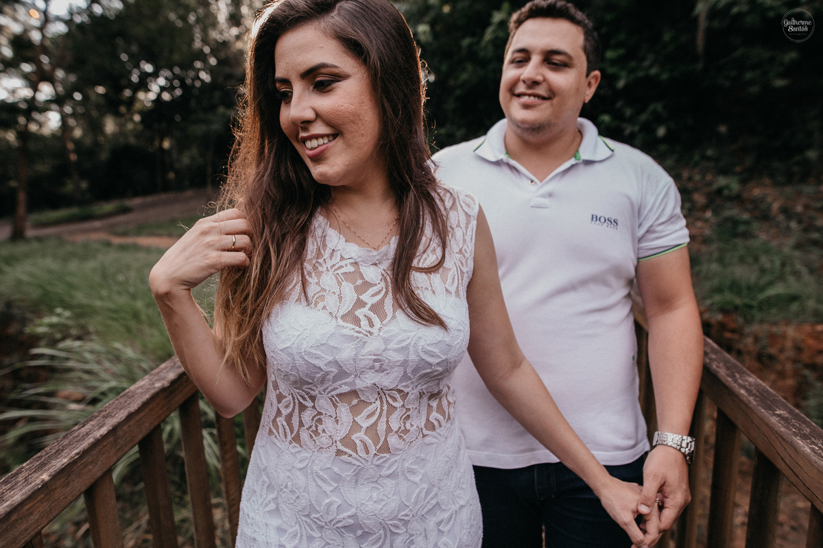 Fotografia de pré casamento feita no final de tarde pelo fotógrafo Guilherme Santos, casal de noivos caminhando no lugar da sessão de fotos pré casamento em Brotas,