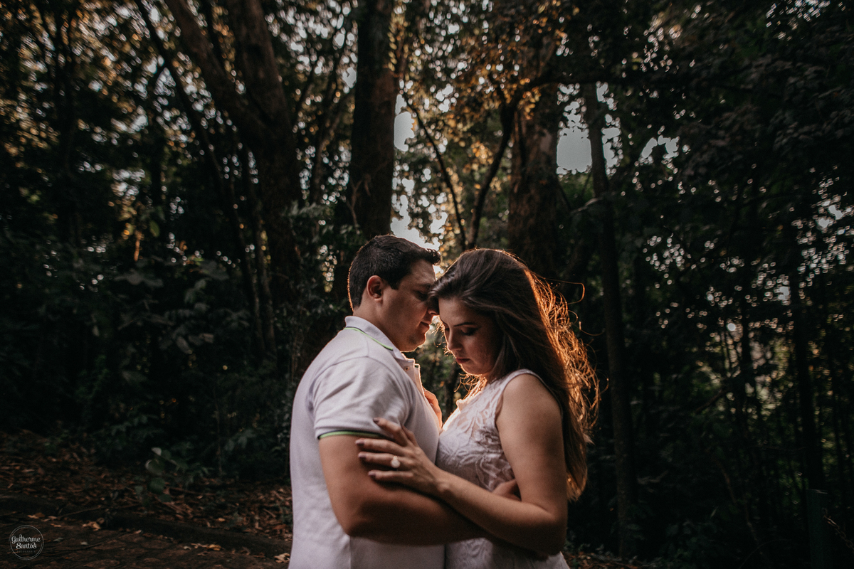 Fotografia de pré casamento feita no final de tarde pelo fotógrafo Guilherme Santos, casal de noivos bem perto um do outro na sessão de fotos no pôr do sol em Brotas.