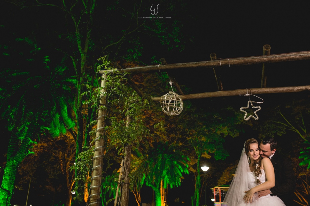 Fotografia de casamento pelo fotógrafo Guilherme Santos na região de Jaú Sp, Bauru Sp, sessão pos cerimonia com casal abraçados curtindo e sorrindo.