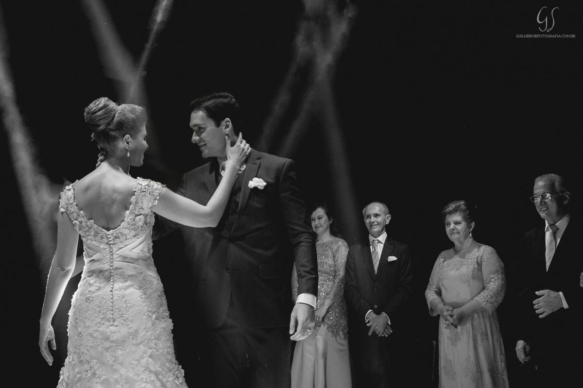 Fotografia de casamento pelo fotógrafo Guilherme Santos na região de Jaú Sp, Bauru Sp, casal em sua primeira dança em festa de casamento com padrinhos na pista de dança.
