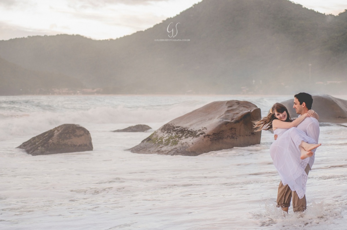 Fotografia de casamento pelo fotógrafo Guilherme Santos na região de Jaú Sp, Bauru Sp, sessão pre casamento em trindade rj, noivos rodando proximo ao mar.