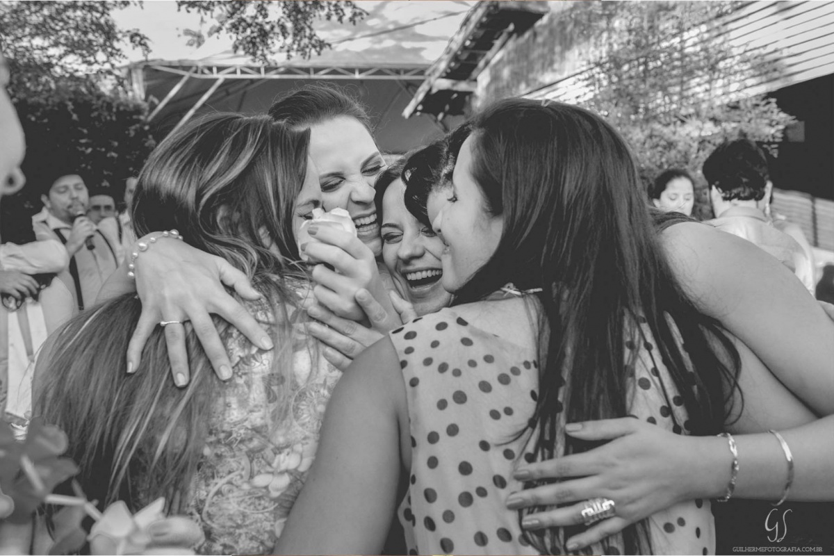 Fotografia de casamento pelo fotógrafo Guilherme Santos na região de Jaú Sp, Bauru Sp, noiva abraçando bem forte as madrinhas e amigas em festa de casamento.
