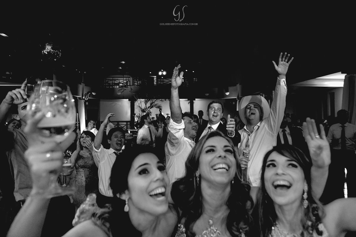 Fotografia de casamento pelo fotógrafo Guilherme Santos na região de Jaú Sp, Bauru Sp, noivos curtindo a festa de casamento com amigos e padrinhos.