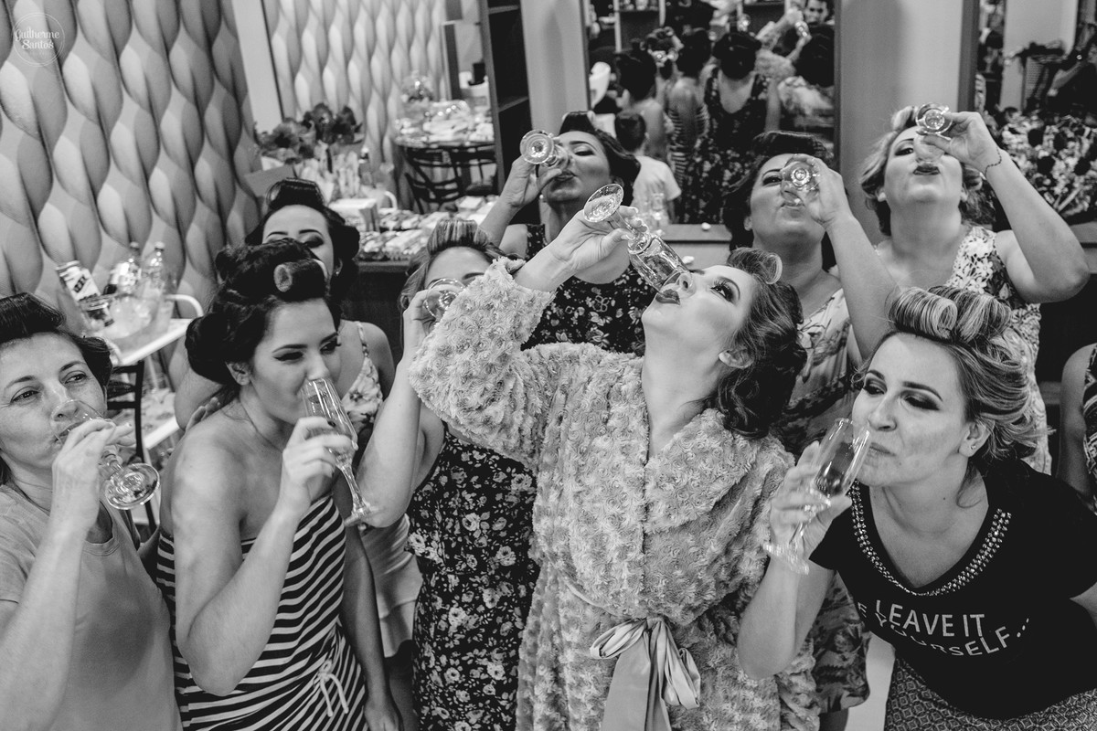 Fotografia de casamento pelo fotógrafo Guilherme Santos na região de Jaú Sp, Bauru Sp, noiva bebendo champagne com as madrinha no making of do casamento.
