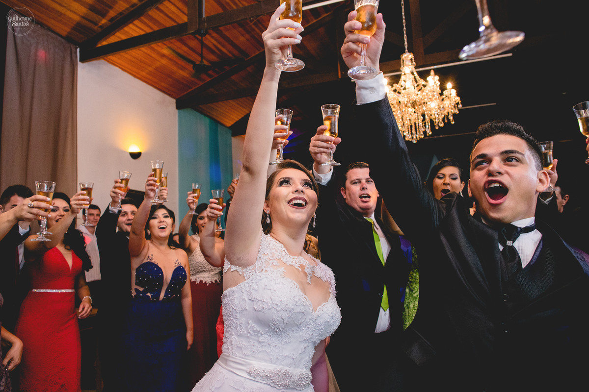 Fotografia de casamento pelo fotógrafo Guilherme Santos na região de Jaú Sp, Bauru Sp, festa de casamento com noivos brindando com padrinhos.