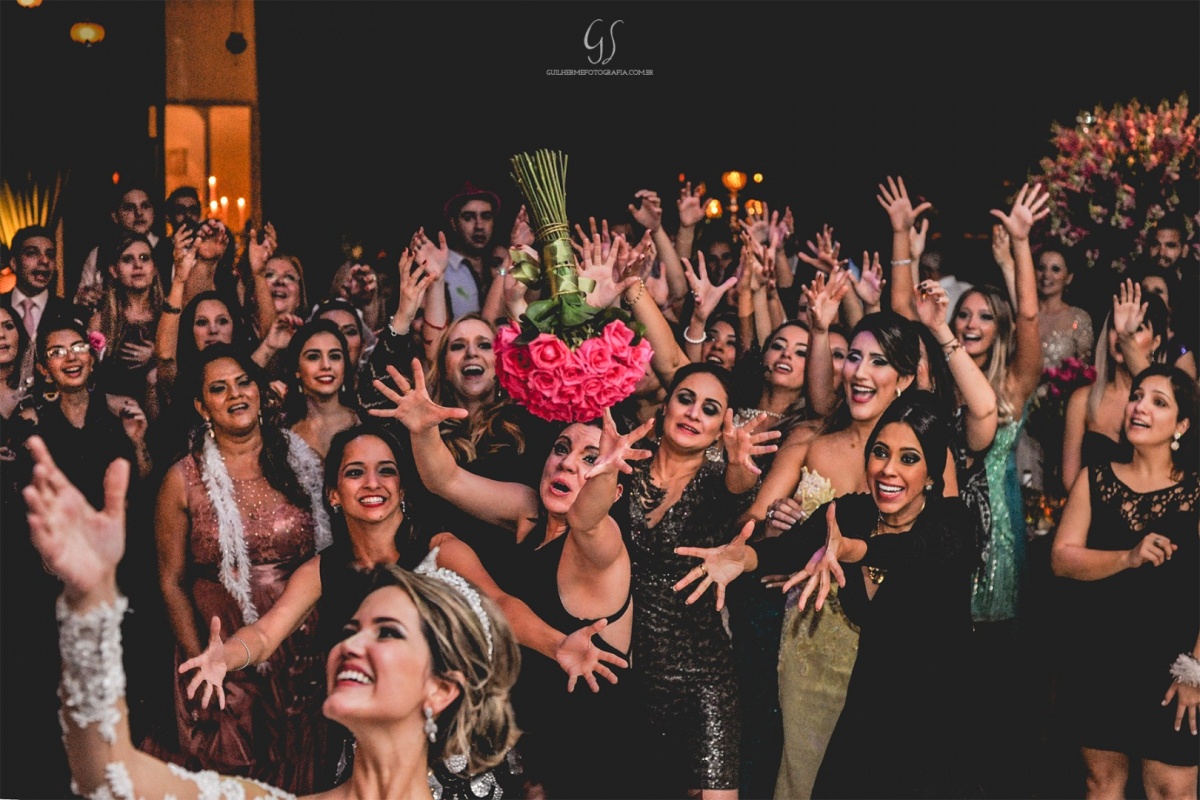 Fotografia de casamento pelo fotógrafo Guilherme Santos na região de Jaú Sp, Bauru Sp, noiva jogando buque e as madrinhas e amigas loucas para pegar o buque.