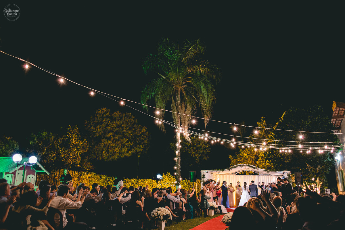 Fotografia de casamento pelo fotógrafo Guilherme Santos na região de Jaú Sp, Bauru Sp, cerimonia de casamento com muitas luzes e lugar incrivel.
