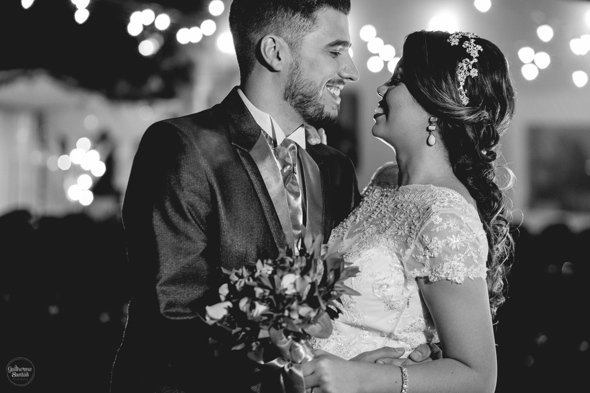 Fotografia de casamento pelo fotógrafo Guilherme Santos na região de Jaú Sp, Bauru Sp, casal na sessão pos cerimonia abraçados olhando um para o outro sorrindo.