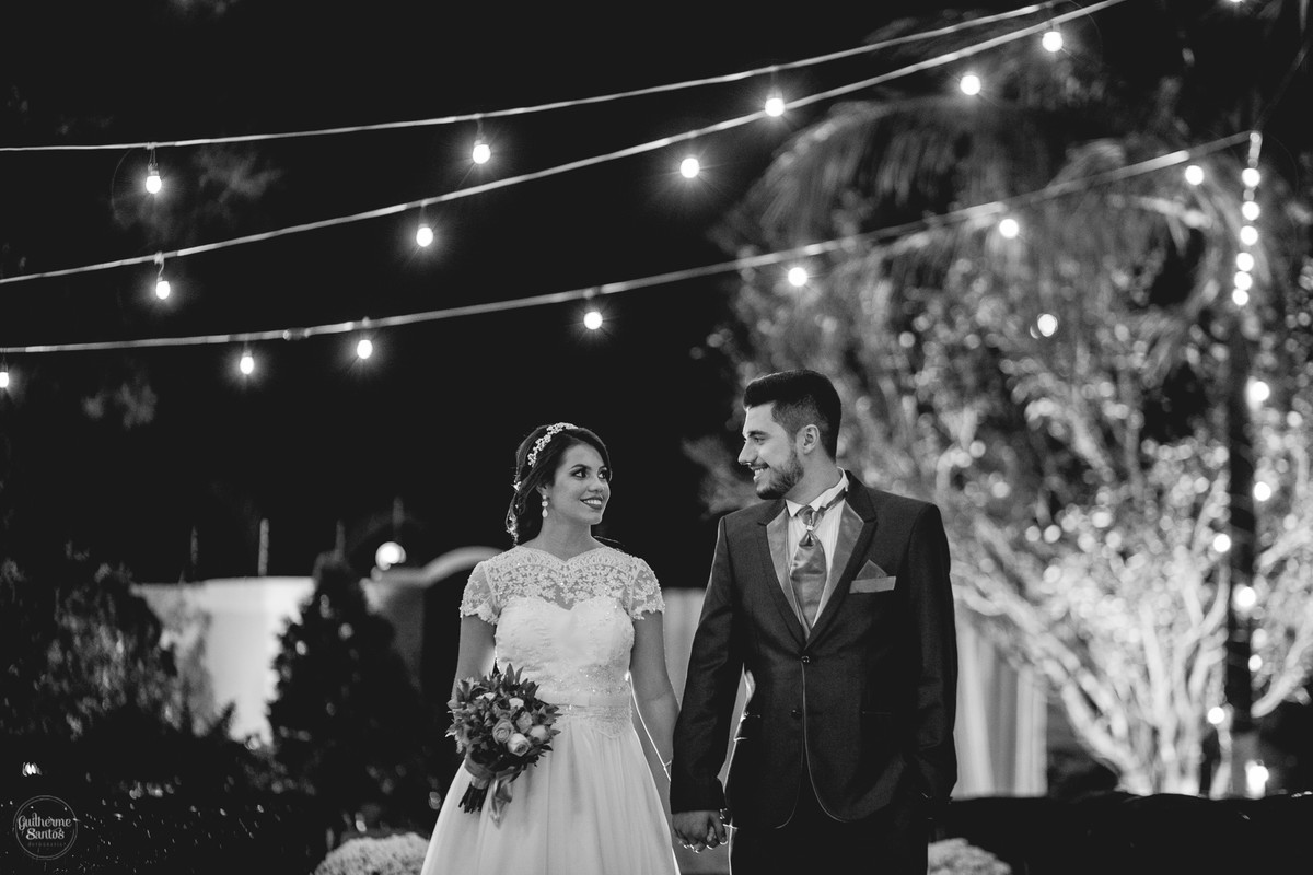Fotografia de casamento pelo fotógrafo Guilherme Santos na região de Jaú Sp, Bauru Sp, casal na sessão pos cerimonia abraçados olhando um para o outro sorrindo.