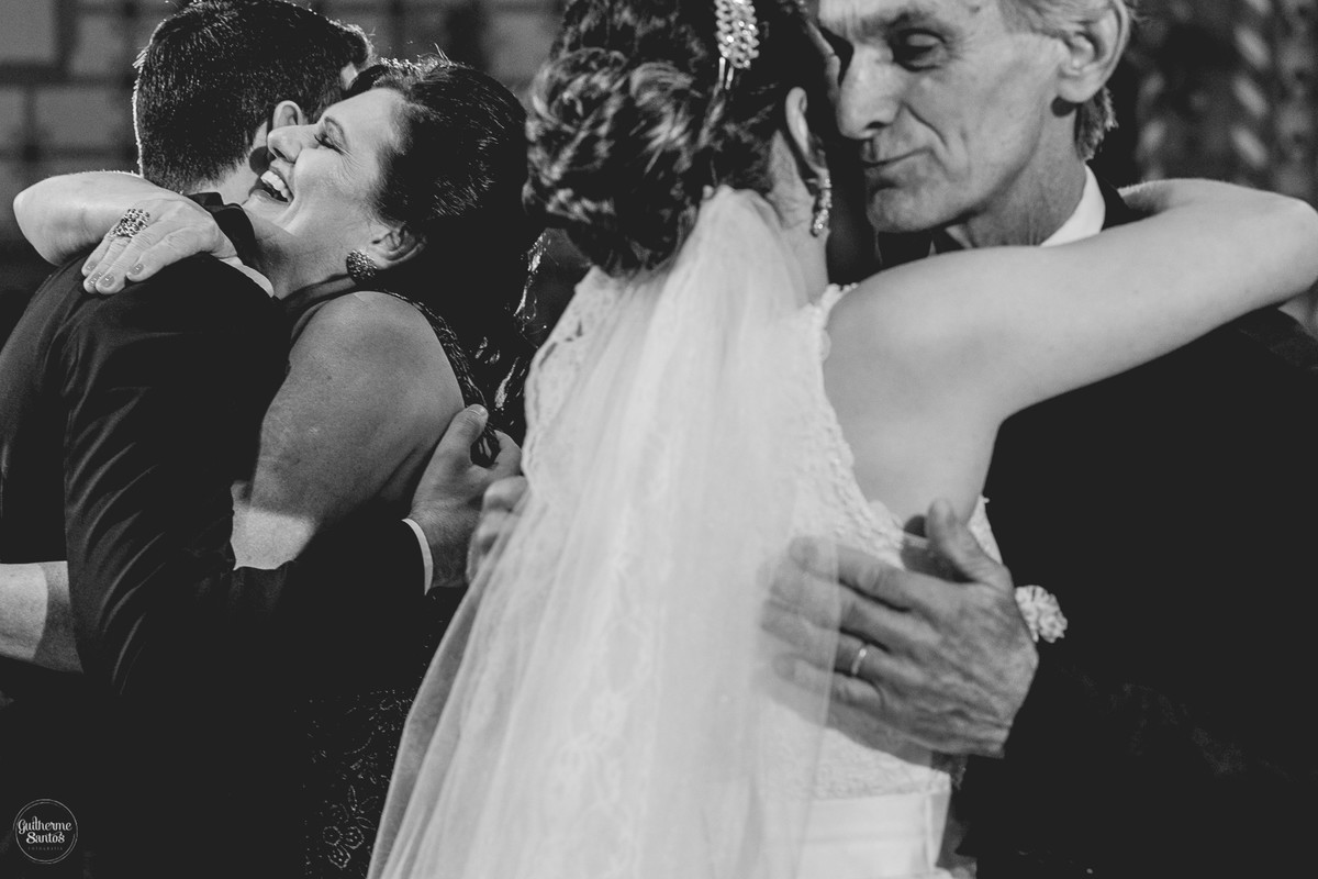 Fotografia de casamento pelo fotógrafo Guilherme Santos na região de Jaú Sp, Bauru Sp, cumprimento dos noivos com os pais no final da cerimonia.