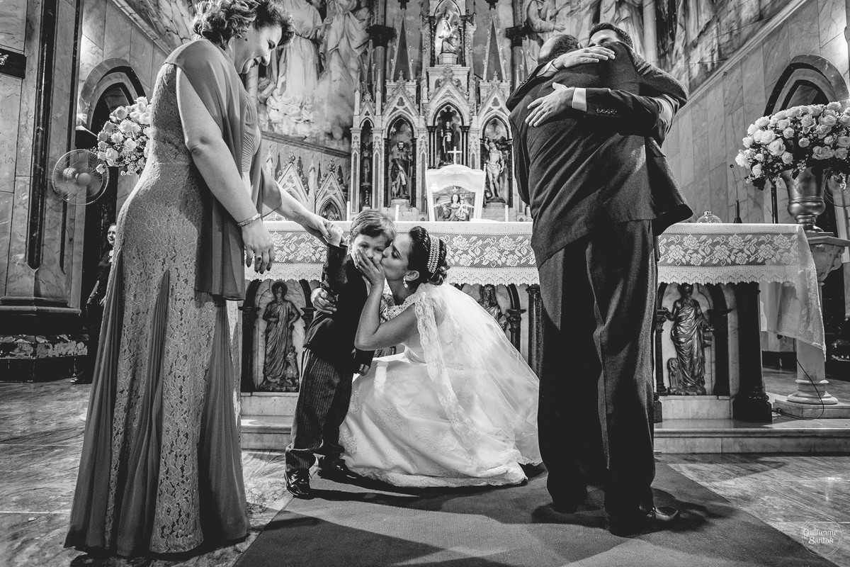 Fotografia de casamento pelo fotógrafo Guilherme Santos na região de Jaú Sp, Bauru Sp, cerimonia de casamento com noivos cumprimentando os padrinhos.