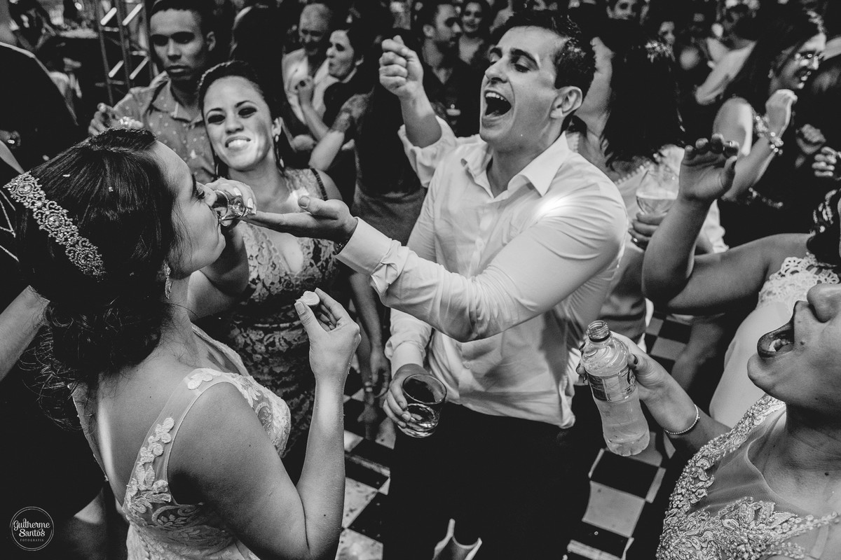 Fotografia de casamento pelo fotógrafo Guilherme Santos na região de Jaú Sp, Bauru Sp, noiva bebendo tequila com os convidados em festa de casamento.