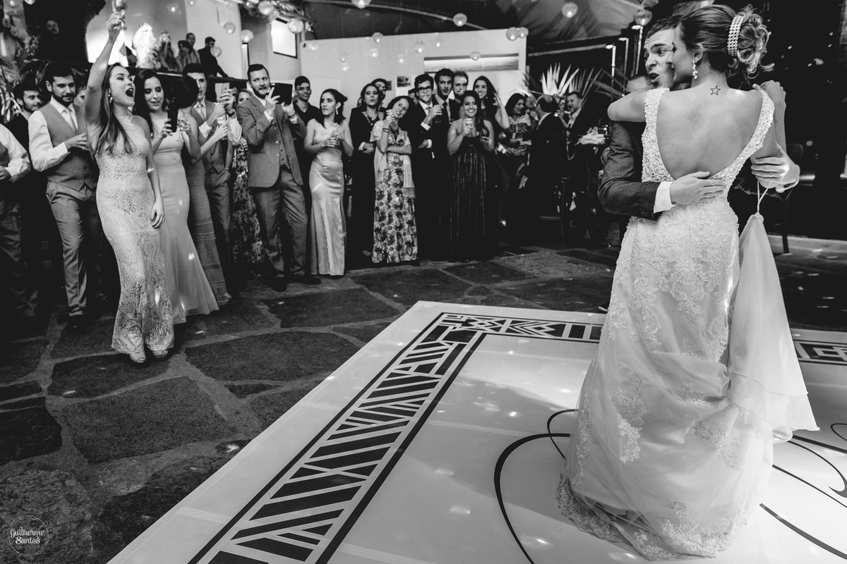 Fotografia de casamento pelo fotógrafo Guilherme Santos na região de Jaú Sp, Bauru Sp, noiva bebendo tequila com os convidados em festa de casamento.