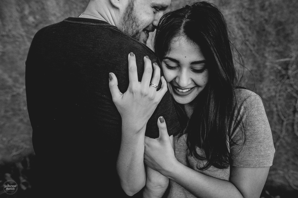 Fotografia de casamento pelo fotógrafo Guilherme Santos na região de Jaú Sp, Bauru Sp, sessão de fotos com casal bem abraçado sorrindo.