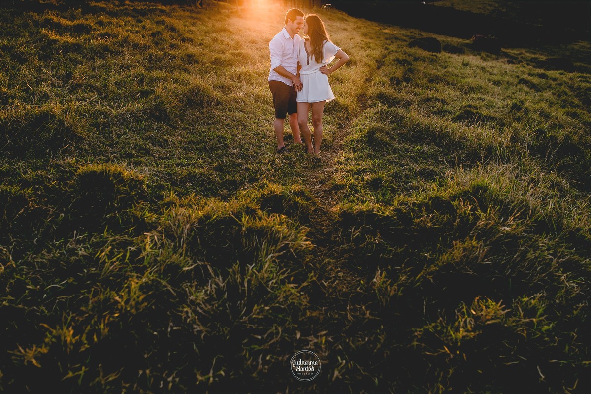 Fotografia de casamento pelo fotógrafo Guilherme Santos na região de Jaú Sp, Bauru Sp, sessão pre casamento com noivos abraçados, sorrindo com um lindo por do sol.