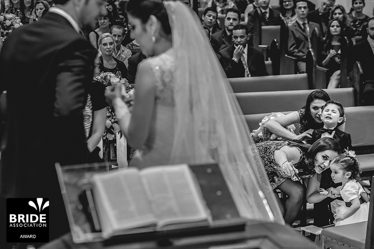 Fotografia de casamento pelo fotógrafo Guilherme Santos na região de Jaú Sp, Bauru Sp, casal se emocionando em cerimonia de casamento e a daminha e os pajens chorando e gritando.