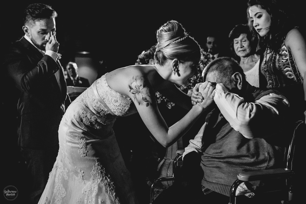 Fotografia de casamento pelo fotógrafo Guilherme Santos na região de Jaú Sp, Bauru Sp, cerimonia de casamento, noiva com o avo se emocionando.