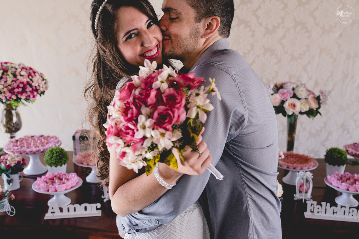 Foto dos noivos abraçados e felizes em casamento rustico proximo a decoração, Fotografia de casamento realizado na cidade de jaú-sp com o fotógrafo Guilherme Santos