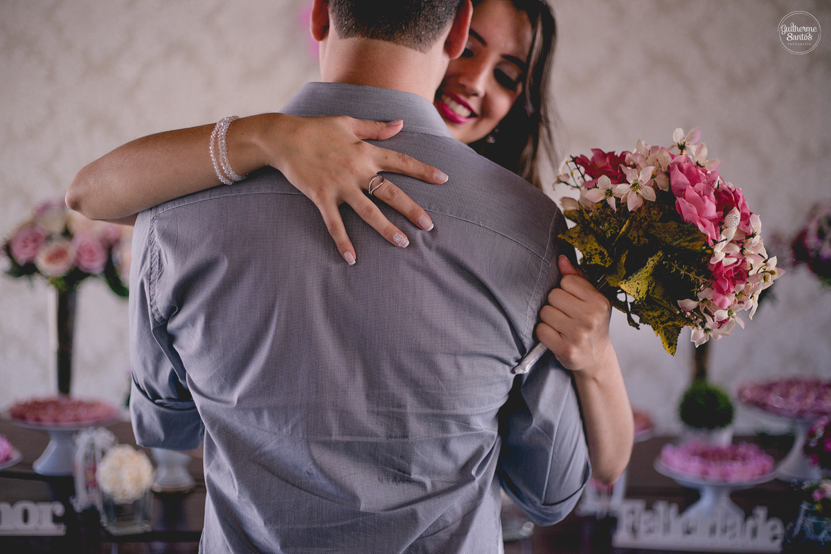 Foto dos noivos abraçados e felizes em casamento rustico proximo a decoração, Fotografia de casamento realizado na cidade de jaú-sp com o fotógrafo Guilherme Santos