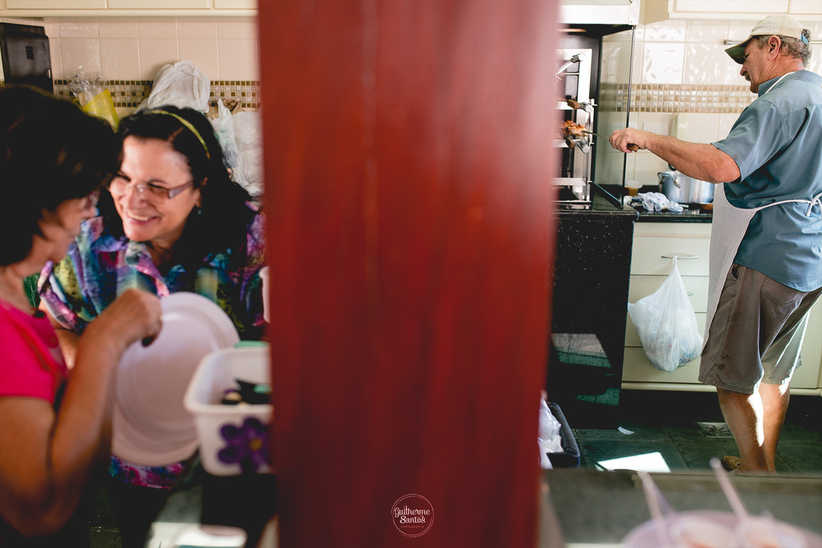 Foto de um casamento rustico e convidados curtindo junto com os noivos, fotografia de casamento realizado na cidade de jaú-sp com o fotógrafo Guilherme Santos
