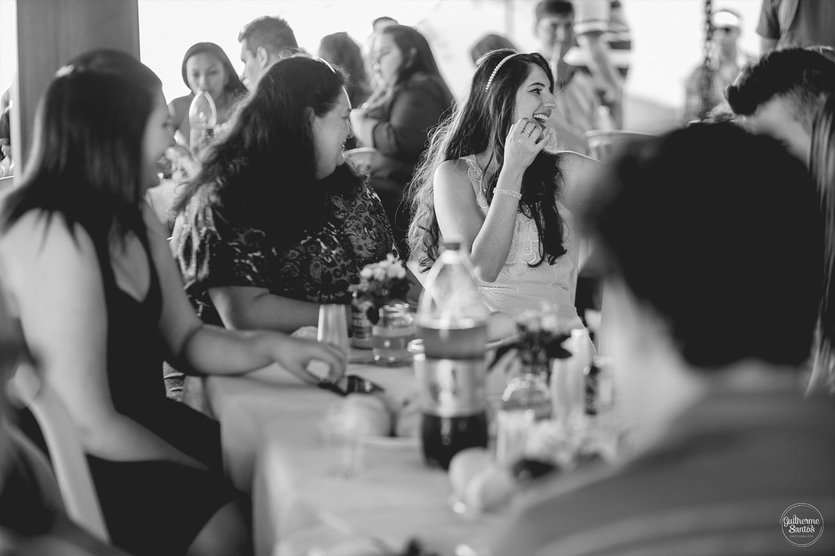 Foto de um casamento rustico e convidados curtindo junto com os noivos, fotografia de casamento realizado na cidade de jaú-sp com o fotógrafo Guilherme Santos