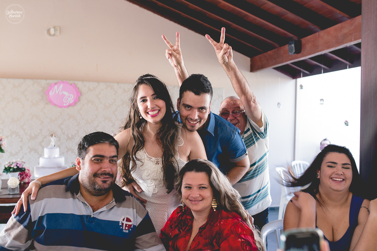 Foto de um casamento rustico e convidados curtindo junto com os noivos, fotografia de casamento realizado na cidade de jaú-sp com o fotógrafo Guilherme Santos