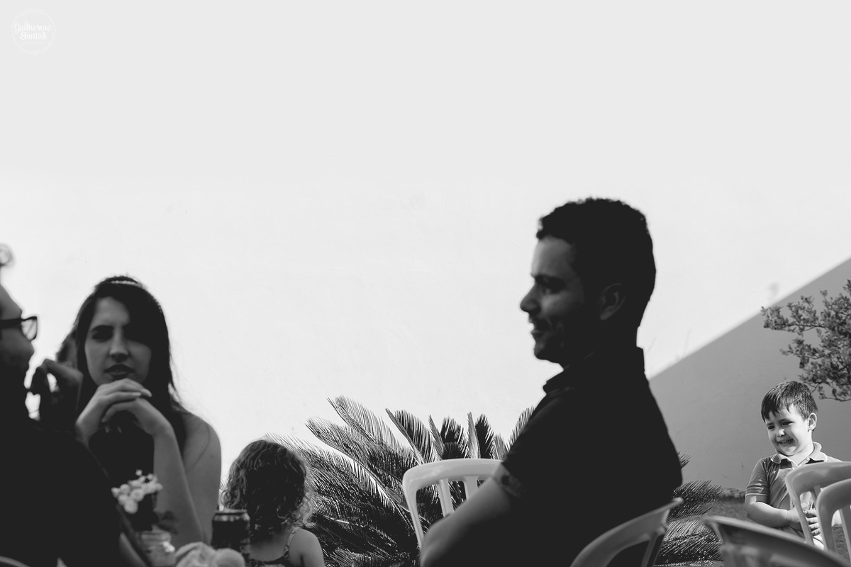 Foto de um casamento rustico e convidados curtindo junto com os noivos, fotografia de casamento realizado na cidade de jaú-sp com o fotógrafo Guilherme Santos