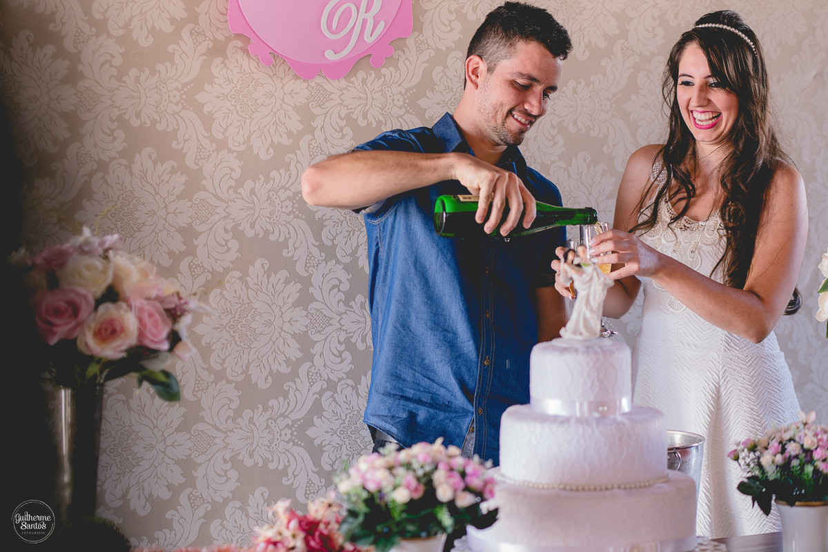 Foto de um casamento rustico e convidados curtindo junto com os noivos, fotografia de casamento realizado na cidade de jaú-sp com o fotógrafo Guilherme Santos