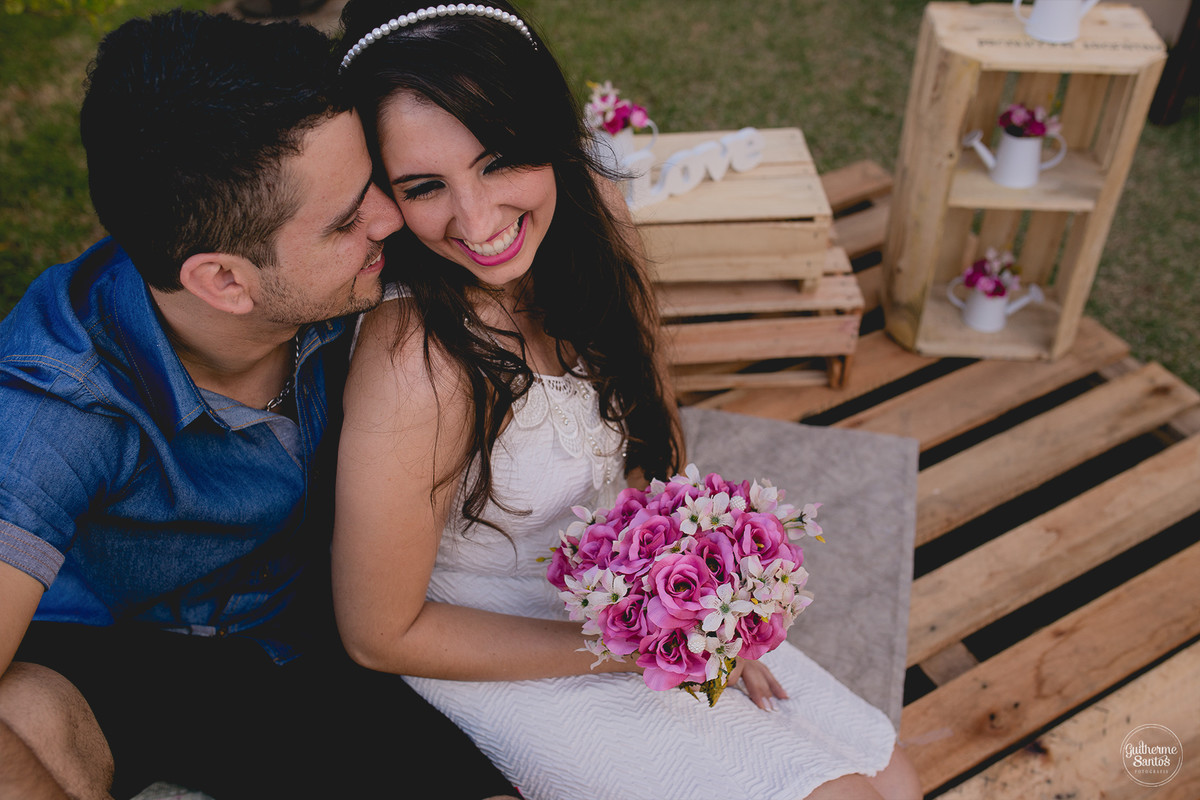Foto dos noivos abraçados e felizes em casamento rustico proximo a decoração, Fotografia de casamento realizado na cidade de jaú-sp com o fotógrafo Guilherme Santos