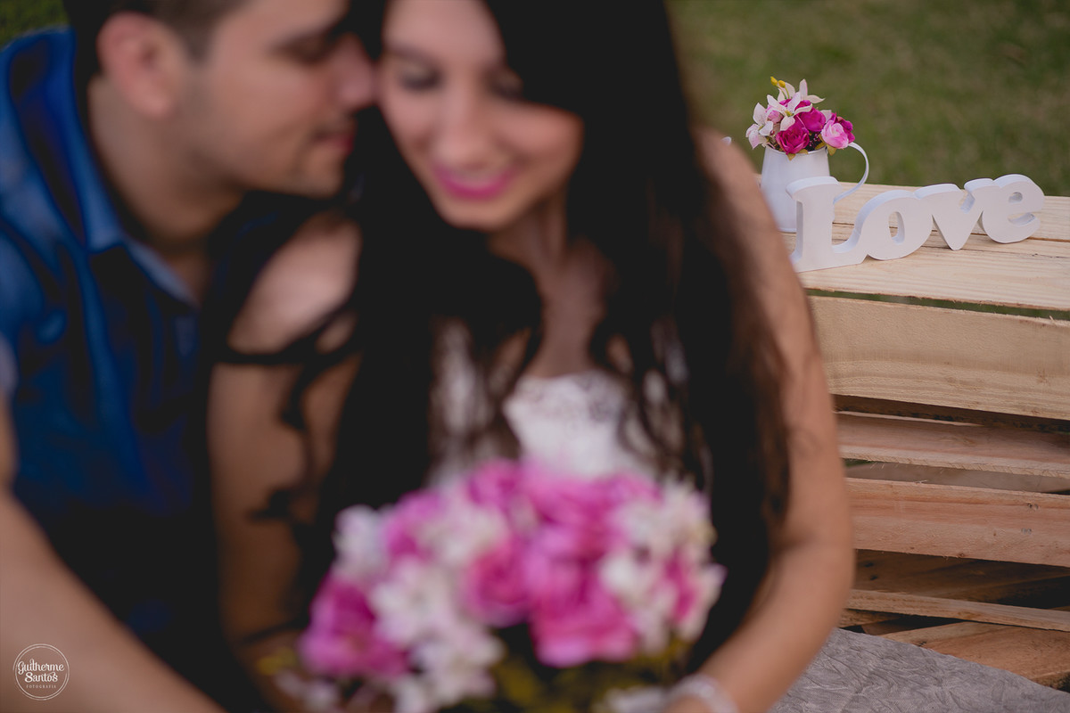 Foto dos noivos abraçados e felizes em casamento rustico proximo a decoração, Fotografia de casamento realizado na cidade de jaú-sp com o fotógrafo Guilherme Santos
