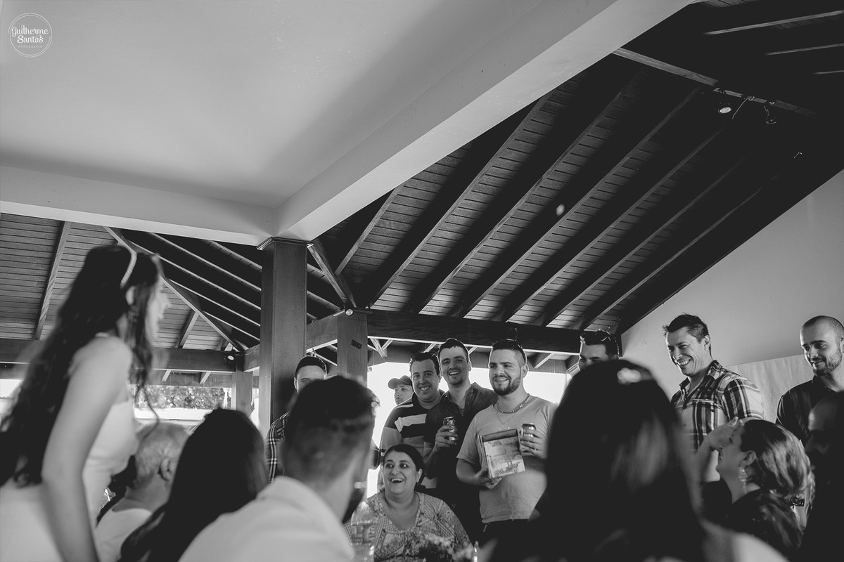 Foto de um casamento rustico e convidados curtindo junto com os noivos, fotografia de casamento realizado na cidade de jaú-sp com o fotógrafo Guilherme Santos